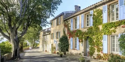 Dieses Dorfhaus bietet einen herrlichen ununterbrochenen Blick. Das Haus wurde 2015 renoviert und bietet helle, geräumige Zimmer. Das Haus erstreckt sich über 3 Ebenen, mit verschiedenen Eingängen, die es Ihnen ermöglichen, die untere Ebene abzutrenn...