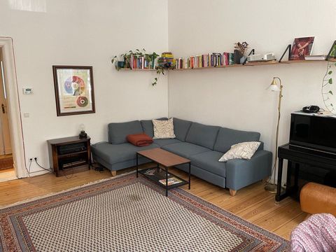 3 Zimmer + Küche + Bad + Balkon, 85m² Altbau. Unendlich hohe Decken, Stuck, voll möbliert und liebevoll eingerichtet. Ruhiges Schlafzimmer zum Hinterhof mit Doppelbett, Arbeitszimmer mit großem Schreibtisch und Wohnzimmer mit gemütlicher Schlafcouch,...