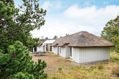 Reetgedecktes Ferienhaus mit hauseigener Sauna,welches laufend instand gehalten wurde und sich daher ansprechend und gepflegt präsentiert. Steht auf einem geschützten Naturgrundstück mit Bäumen. Im Haus komfortabler Küchen-/Wohnbereich mit gemauertem...