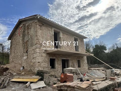 LABIN, UMGEBUNG, RENOVIERTES STEINHAUS MIT MEERBLICK Wir verkaufen ein renoviertes Kamu-Haus 900 Meter vom Platz entfernt mit einem schönen Blick auf das Meer. Es ist ca. 90 m2 Wohnfläche mit einem Garten von ca. 350 m2. Das Haus befindet sich derzei...