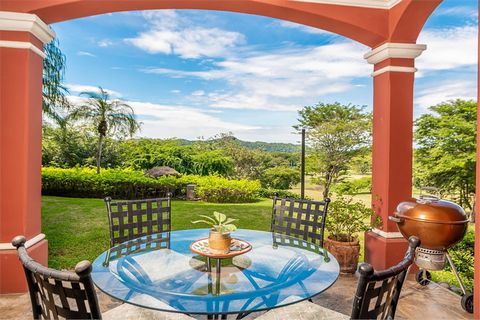 Dit appartement op de begane grond in Bougainvillea is een geweldige kans om de Costa Rica pura vida levensstijl te leven. Handige begane grond met directe toegang tot de gemeenschappelijke ruimte, tuin geeft u het gevoel van een doorlopende achtertu...