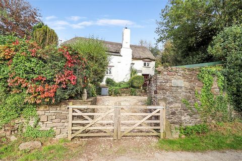 West Blakewell rappresenta un pittoresco cottage storico di II grado, che si ritiene risalga al XVI secolo. Immerso all'interno dei suoi ampi giardini, che coprono circa mezzo acro. Questa proprietà vanta un ricco background storico e ha conservato c...