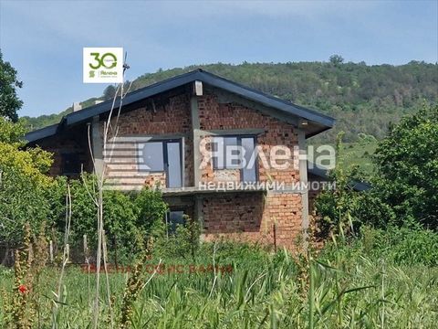 Yavlena bietet Ihnen ein Panoramahaus im Dorf Obrochishte, Akt 16. Der Hof ist freistehend, eingezäunt mit einer Fläche von 986 qm. Das Haus hat eine bebaute Gesamtfläche von 300 qm. m. und erstreckt sich auf einem Stockwerk von 150 qm. m. und Keller...