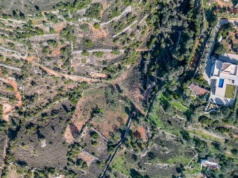 Terreno rústico com excelente localização nos Valados, Santa Bárbara de Nexe, concelho de Faro. Este terreno ligeiramente inclinado e sem pedras abrange uma área de 3720 m2. Desfruta de uma exposição solar ideal, orientada a sul, proporcionando vista...