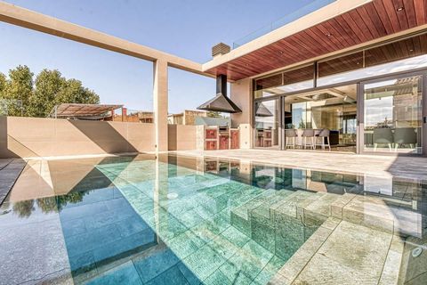 Casa domotizada con piscina en Figueres Un sueño con piscina privada para los más minimalistas. Se vende casa de diseño minimalista en una zona muy tranquila de Figueres pero a la vez muy céntrica. Se trata de una casa de 3 plantas completamente refo...