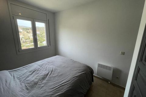 Dieses komfortable Apartment in einem kleinen Gebäude in Canyelles ist ideal für bis zu 4 Personen. Es bietet 1 Schlafzimmer mit einem Doppelbett (150 cm) und ein weiteres Schlafzimmer mit zwei Einzelbetten (90 cm). Das Wohnzimmer verfügt über ein So...