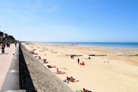 Residenz „Le Sporting“, auf 4 Stockwerken. Im Ort, 1 km vom Zentrum von Cabourg, 1,2 km vom Meer, 1,2 km vom Strand. Einkaufsgeschäft 1 km, Lebensmittelgeschäft 1 km, Supermarkt 900 m, Restaurant 1 km, Bushaltestelle „Guillaume der Eroberer“ 700 m, B...