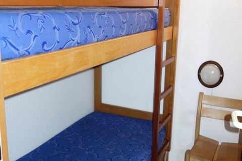 Ce confortable appartement de 38 m² situé au deuxième étage offre un refuge confortable pouvant accueillir jusqu'à six personnes. La chambre dispose d'un lit double, tandis qu'un coin cabine séparé propose deux lits superposés, parfaits pour les fami...