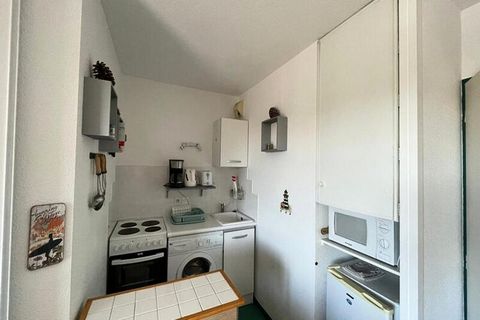 Dit 4-persoons appartement - gelegen op de 3e verdieping biedt u: - Woonkamer met slaapbank en keukengedeelte - Een badkamer - Apart toilet - Een slaapkamer met een tweepersoonsbed van 140 cm - Cabinegedeelte met stapelbedden VOOR KINDEREN (-12 jaar ...