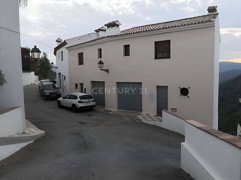 ¿Estas interesado en invertir? CONSTRUCCIÓN OBRA PARADA: Te ofrecemos esta Promoción de viviendas adosadas en construcción parada situadas en una pequeña población de la sierra malagueña con espectaculares vistas a esta sierra. Se trata de 21 viviend...