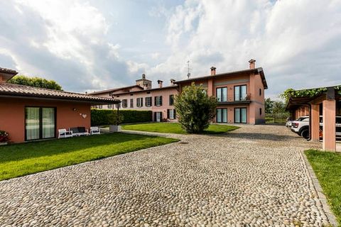 Het appartement Pinot Bianco ligt in de wijngaarden van Franciacorta, op 7 km van het Iseomeer, in een residentie met zwembad. Het landgoed is volledig omheind en ligt midden in het groen en de rust van de wijngaarden van Franciacorta, een gebied dat...