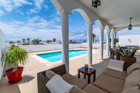 Cette superbe villa de 4 chambres et 3 salles de bains est située dans un emplacement privilégié à proximité de Playa Flamingo. Il combine des espaces spacieux, un style de caractère et un espace extérieur fantastique avec une piscine privée et une v...