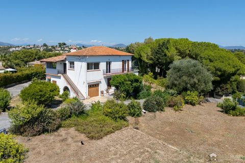 Cagnes-sur-Mer – Les Collettes – Authentic 1920s Property with Sea View – 2,400 m2 Grounds – Rare Opportunity Located in the highly sought-after residential district of Les Collettes in Cagnes-sur-Mer, this authentic property dating from the 1920s si...