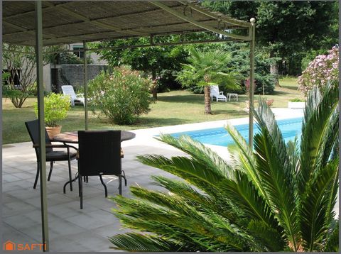 Maison d'architecte, grand séjour, 6 chambres + bureau, 2 sdb, garage, piscine chauffée et pool house.