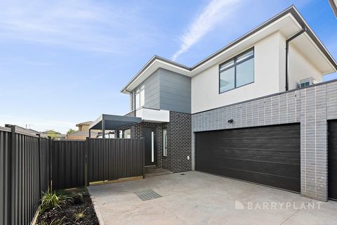Cette superbe maison de ville flambant neuve située sur un bloc de trois, offre le mélange parfait de design moderne, de confort et de fonctionnalité. Bénéficiant d’une très grande cour arrière qui entoure toute la propriété, c’est un espace idéal po...