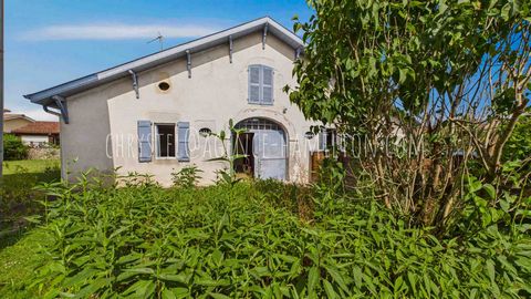 Ancienne maison Landaise divisée en 3 logements indépendants, avec jardins privatifs.
