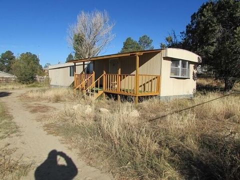 Dieses Haus mit zwei Schlafzimmern und einem Bad befindet sich im malerischen Kuba, New Mexico. Das Heim befindet sich auf etwa 20 Hektar. Das renovierte Badezimmer und die Standardküche bieten viel Platz für Ihre Bedürfnisse.