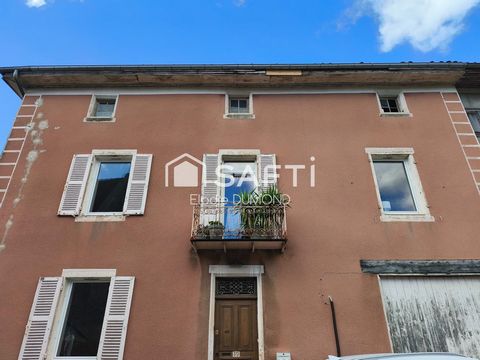 Jolie maison de village d'une surface habitable de 212 m2 avec terrain attenant clos et arboré de 1331 m2.