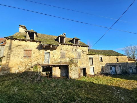 Corps de ferme à rénover avec son terrain d'environ 1 400m²