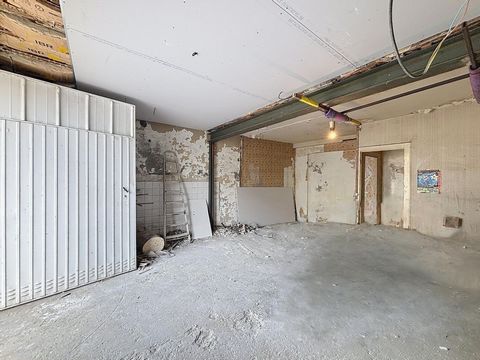 Grand garage fermé - idéal parking, atelier, local commercial