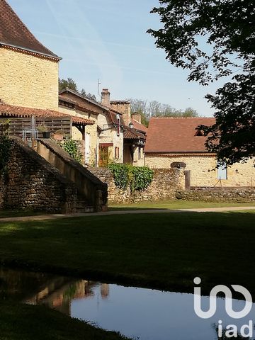 iad France - Françoise Deunf vous propose: En Périgord noir, proche de Belvès, lovée dans un havre de paix et de verdure, cette jolie maison de village entièrement rénovée située dans un hameau médiéval vous attend. Un escalier extérieur vous conduit...