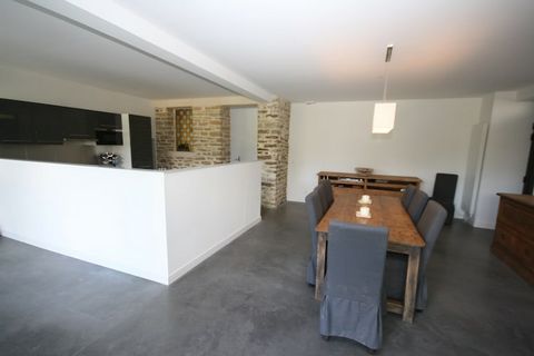 Dit vakantiehuis heeft 4 slaapkamers en is geschikt voor 6 personen, ideaal voor gezinnen met kinderen. Het ligt in Bretagne, op 10 km van de zee. Vanuit deze luxe villa met een privézwembad heb je uitzicht op de prachtige haven van Pont-Aven. De vil...