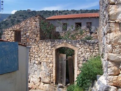 An attractIve old stone house sItuated In a pretty tradItIonal vIllage very close to Elounda. The property Is of a solId stone constructIon wIth concrete floors and whIlst In need of full renovatIon, It can be transformed Into an lovely comfortable h...