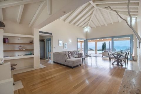 Deze indrukwekkende Villa Diamond ligt op 2000 m² aan het beroemde zandstrand van Petrothalassa met uitzicht op de zee en het pittoreske eiland Hydra. De villa heeft 2 verdiepingen en is zo ontworpen dat alle kamers directe toegang tot de tuin hebben...