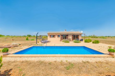 Dit prachtige vakantiehuis ligt op een serene locatie in de buurt van Felanitx in het zuidoosten van Mallorca, heeft een privézwembad en biedt comfortabel onderdak aan maximaal zes gasten. Onze gasten hebben toegang tot een privé chloorzwembad van 8,...
