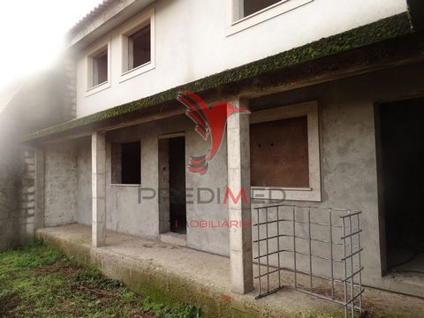 House under construction in housing area. It is implanted in a plot of land approximately 600m2. The villa is sold as it is. It has excellent areas in all rooms of the house. It is composed on the floor by kitchen, living room, toilet, laundry and ga...