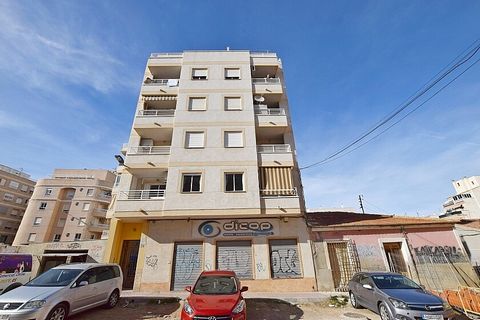 Large commercial unit in town center of Torrevieja . Spacious commercial unit in the town center of Torrevieja, with 1 bathroom and storage, furnished and equipped for any kind of office, business or similar. Near amenities and walking distance to th...