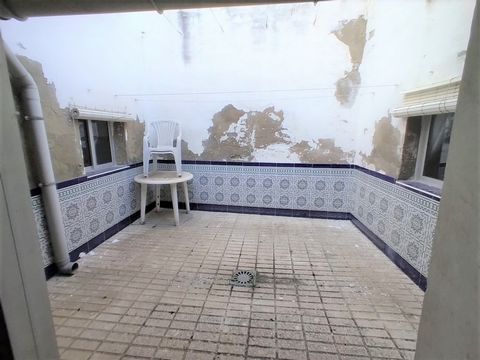 House to reform four bedrooms very close to the city center, the property has a plot of 136 M2., and 151 M2 built, the façade has about 8 meters, on the ground floor has five dependencies and on the first floor two more dependencies, the roof has abo...