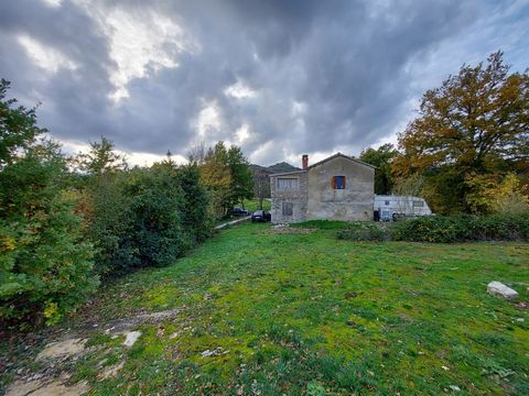 Location: Istarska županija, Gračišće, Gračišće. Between two hills, in a quiet part of the village with a view of Učka, this wonderful Istrian stone antique is located. Partially renovated, it offers the new owner countless decorating options. The fi...