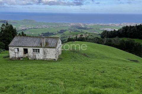 Identificação do imóvel: ZMPT556377 On the green hillside on the north side of the Lagoa do Fogo, lies this true jewel of São Miguel Island. Right at the entrance a majestic Araucaria, as a welcome, indicates the path to follow. Surrounded by a luxur...