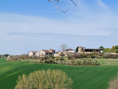 Beautiful real estate complex in a quiet area, not overlooked, with a beautiful 360 ° view, with medieval buildings, beautiful dovecote ... 10min from Malause. Until recently in activity, for cottages and guest rooms, labeled 'Gîte de France' and 'Bi...