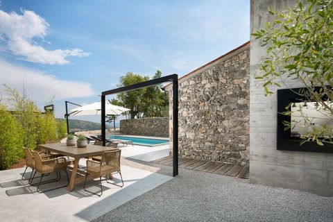 Deze villa in Istrië is ideaal voor een klein gezin of een groep. Het beschikt over een eigen buitenzwembad en een ruim terras; ideaal voor een ontspannen begin van de dag met een kopje koffie of thee. De zee en het strand liggen op 3 km afstand, dus...