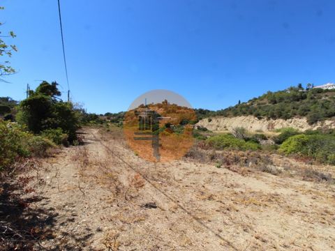 Mixed Land with Farm for sale in Sítio do Areeiro, this is a mixed land located in Sítio do Areeiro in São Clemente Loulé, in an area where luxury buildings predominate. In addition to being a quiet area, it has good access and tarred paths to the si...