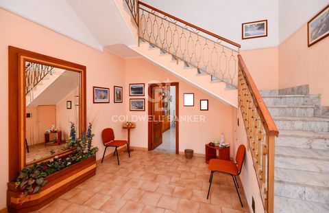 SALICE SALENTINO - LECCE - SALENTO In a very central position we offer for sale a large-size building that is spread on two levels, ground and first floor, with private roof terrace and large outdoor area with a small garden. The property, built in t...