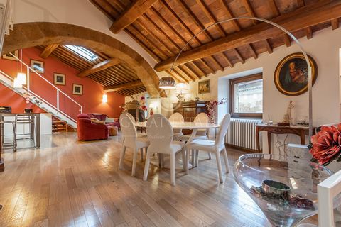 The perfect solution for those looking for a home with character, authentic and ready to move into, in the historic center of one of the most beautiful towns in Umbria. Dimora Serancia is a typical townhouse of approximately 220 usable square meters ...