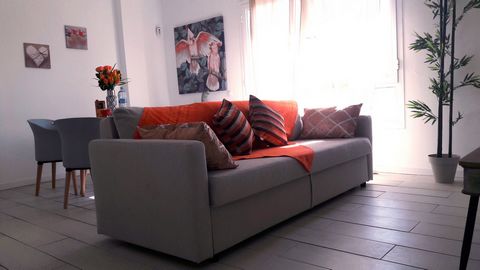 This newly renovated apartment is located 3 minutes walk from the center of Corralejo, close to supermarket, shops, bars and restaurants, bus stop and taxi. It has a double bedroom, a single bedroom, a living room with a dining area, a fully equipped...