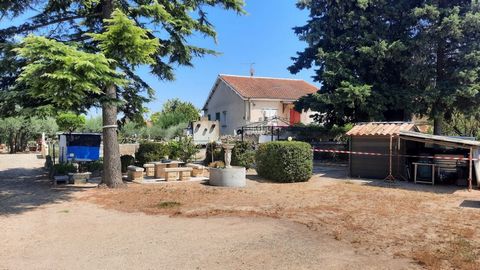 Village with a grocery/news agent, restaurant, cafe, 10 minutes from Beziers, 25 minutes from the beach and from the airport and 10 minutes from the Orb river. Former winegrower house (dating from the 60's) with 140 m2 of living space, including 4 be...