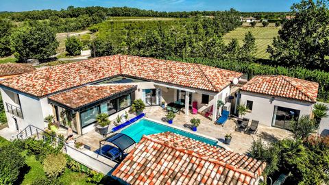 Looking for a Magnificent Character Villa in Quercy Blanc - Your Oasis of Tranquility in the Countryside? If you dream of an exceptional residence combining the charm of Quercy with quality services, your quest ends here! Discover this magnificent vi...