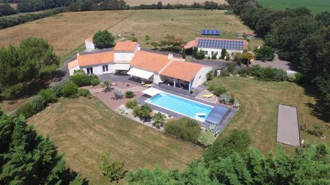 Unique and exceptional 1.9 ha haven of peace with its two houses and swimming pool in the Vendee, just 10 minutes from the town centre of Les Sables d'Olonne. Serenity, security and privacy are the hallmarks of this property, which benefits from its ...