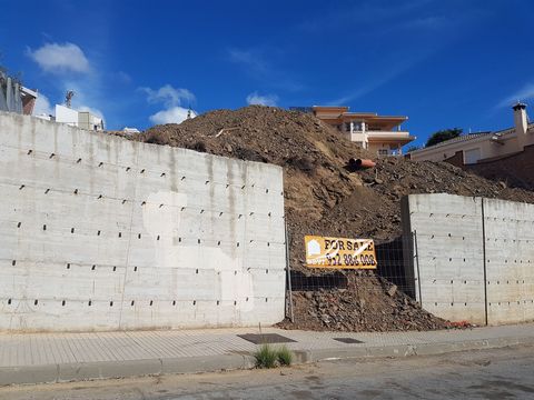 In vendita Terreno a Benalmádena Costa. Vicino alla famosa Avda de las Palmeras conercializamos questa trama di non meno di 758.57m2 totale. Con ingresso diretto dalla strada principale, edificabilità del 30% e occupazione del 25%. Circondato da qual...