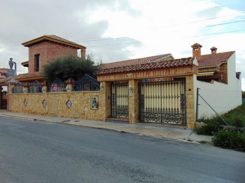 Beautiful large traditional 3 bedroom Villa with private pool and many features for sale in Bigastro, close to Orihuela This amazing villa of 290m2 on a plot of 556 m2 is composed of 2 floors: Basement with large garage, kitchen, bedroom and bathroom...
