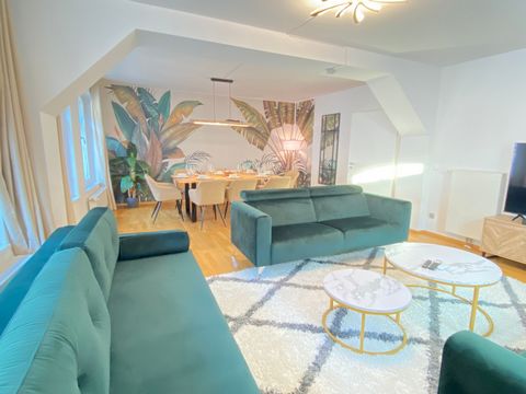 ☆ WELCOME TO LUXOMES ☆ This freshly renovated 3.5-room apartment is perfect for 8 people and stands out for its tropical design. → 24h check-in → Central old town apartment → 3 queen-size box spring beds & premium sofa bed → 65 & 55 inch smart TV → F...