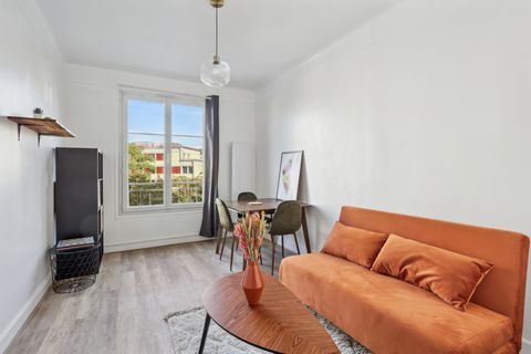 Located at the 3rd floor of a renovated building without elevator on 17bis avenue du President Roosvelt in Aubevilliers, this one bedroom apartment has everything for a comfortable stay on the outskirts of Paris. It comes with a spacious kitchen comp...
