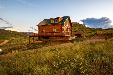 Willkommen im Glacier View Retreat! Entdecken Sie diese maßgeschneiderte Hütte im Herzen von Glacier View Meadows in Livermore, Colorado. Dieses 2022 erbaute Anwesen befindet sich auf einem 1,37 Hektar großen Grundstück und bietet einen atemberaubend...