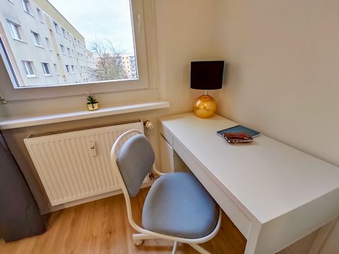 We are renting out a 4-room apartment in a central location in Oranienburg in a very convenient location near the Oranienburg S-Bahn station. The apartment consists of four rooms (three bedrooms and a cozy living room) and a kitchen with a dining roo...