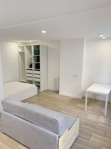 Recently fully restored flat with all needed new equipment that includes : - a fully equipped kitchen with microwave and oven - a living room with a bed couch - a 140cm bed - a bathroom with a wash and dry machine Access to the building is safe. A co...